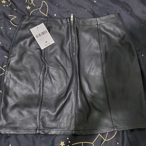 Forever21 faux leather skirt - Picture 2 of 4